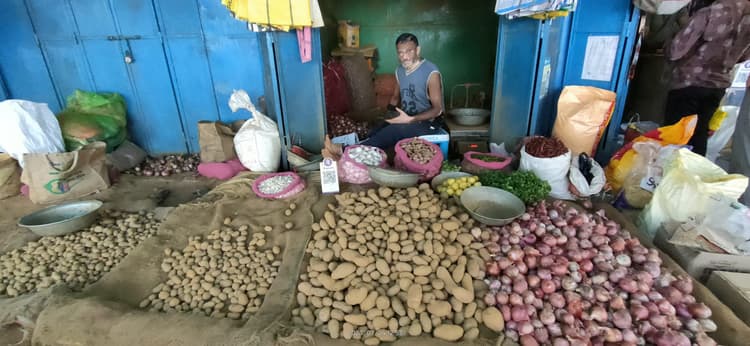 राउरकेला : आलू 40, तो टमाटर 80 रुपये किलो, लोगों की जेब हो रही ढीली
