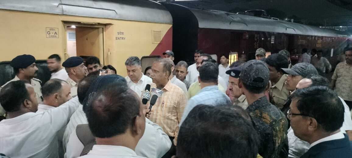 राउरकेला दौरे पर पहुंचे दक्षिण पूर्व रेलवे के जीएम, बोले-थर्ड लाइन के लिए खाली करायेंगे जमीन, पुनर्वास करना राज्य सरकार की जिम्मेदारी