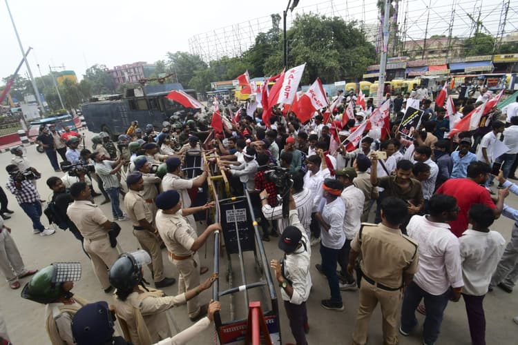 एआइएसएफ का मांगों को लेकर प्रदर्शन