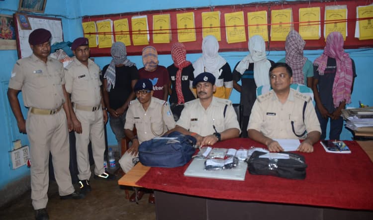चोरी के सामान के साथ धनबाद स्टेशन में सात पकड़ाये