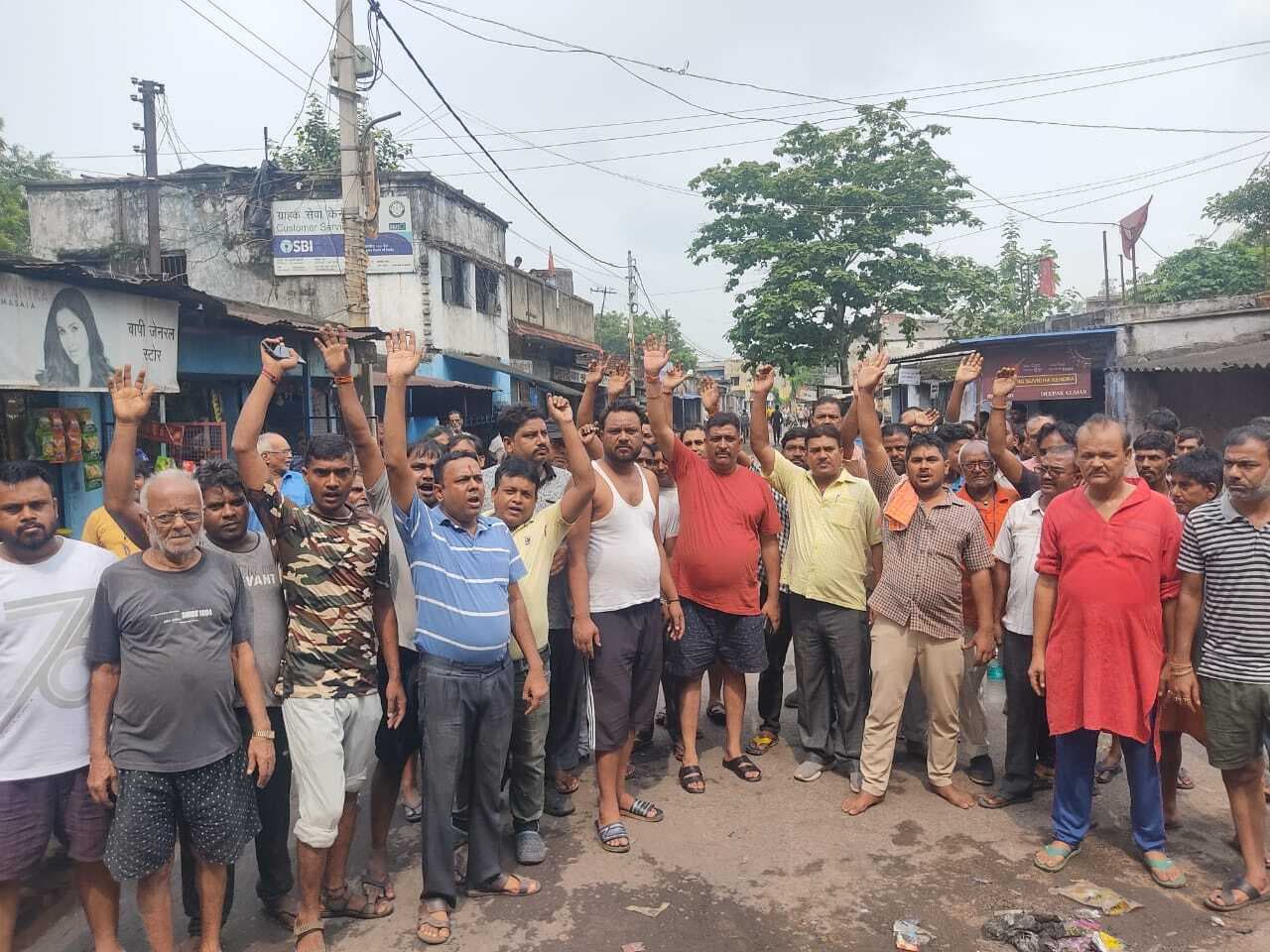 भौंरा बाजार की दो दुकानों से हजारों की चोरी, व्यवसायियों ने ओपी पहुंच कर जताया विरोध