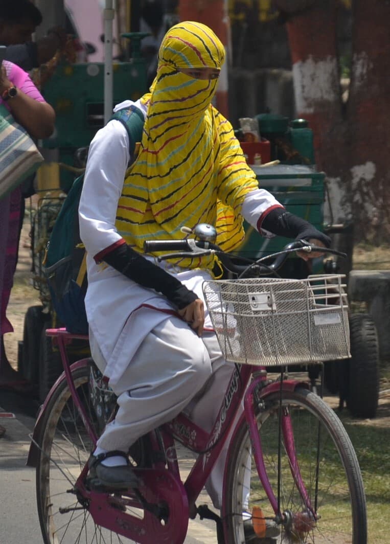 कड़क धूप व गर्मी से दिन भर परेशान रहे लोग