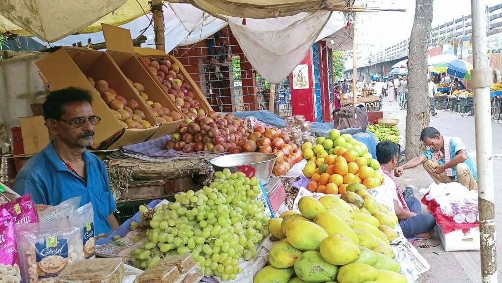 सावन चढ़ते फल बाजार पर चढ़ा सांवन का रंग, मंडी की बढ़ी रौनक