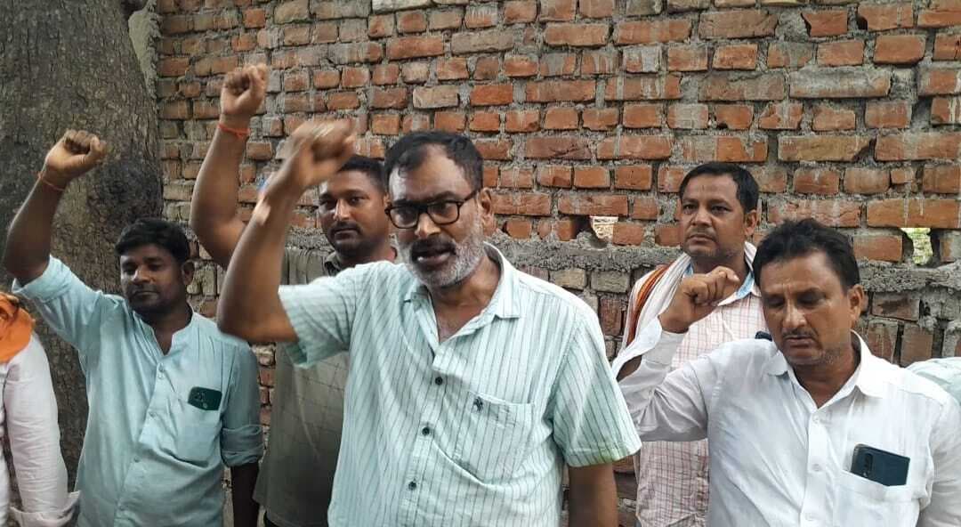 गुरारू में पानी की समस्या के विरुद्ध मुखियाओं का धरना-प्रदर्शन