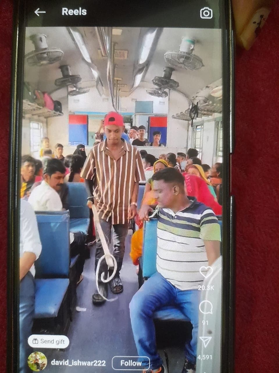 छड़ी में प्लास्टिक का सांप लटका कर यात्रियों को कर रहा था भयभीत, गिरफ्तार