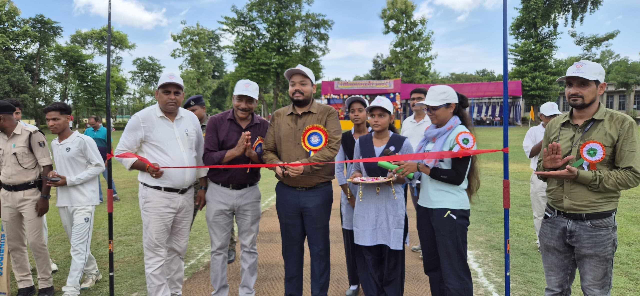 डीएम ने छात्रों को 4 साल बनाम 40 साल का दिया गूढ़ संदेश