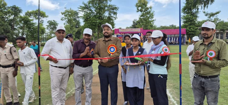 डीएम ने छात्रों को 4 साल बनाम 40 साल का दिया गूढ़ संदेश