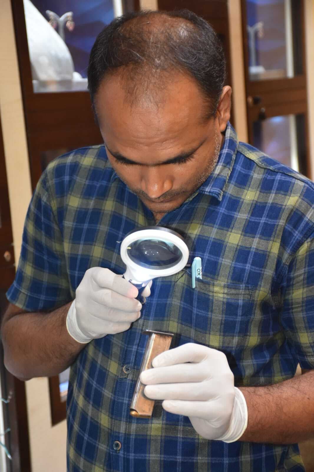 शोकेस का शीशा तोड़ने में गिरा पिस्तौल का मैगज़ीन