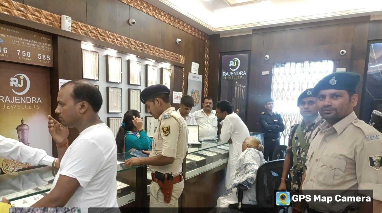 ज्वेलरी शोरूम में सुरक्षा व्यवस्था का पुलिस ने लिया जायजा