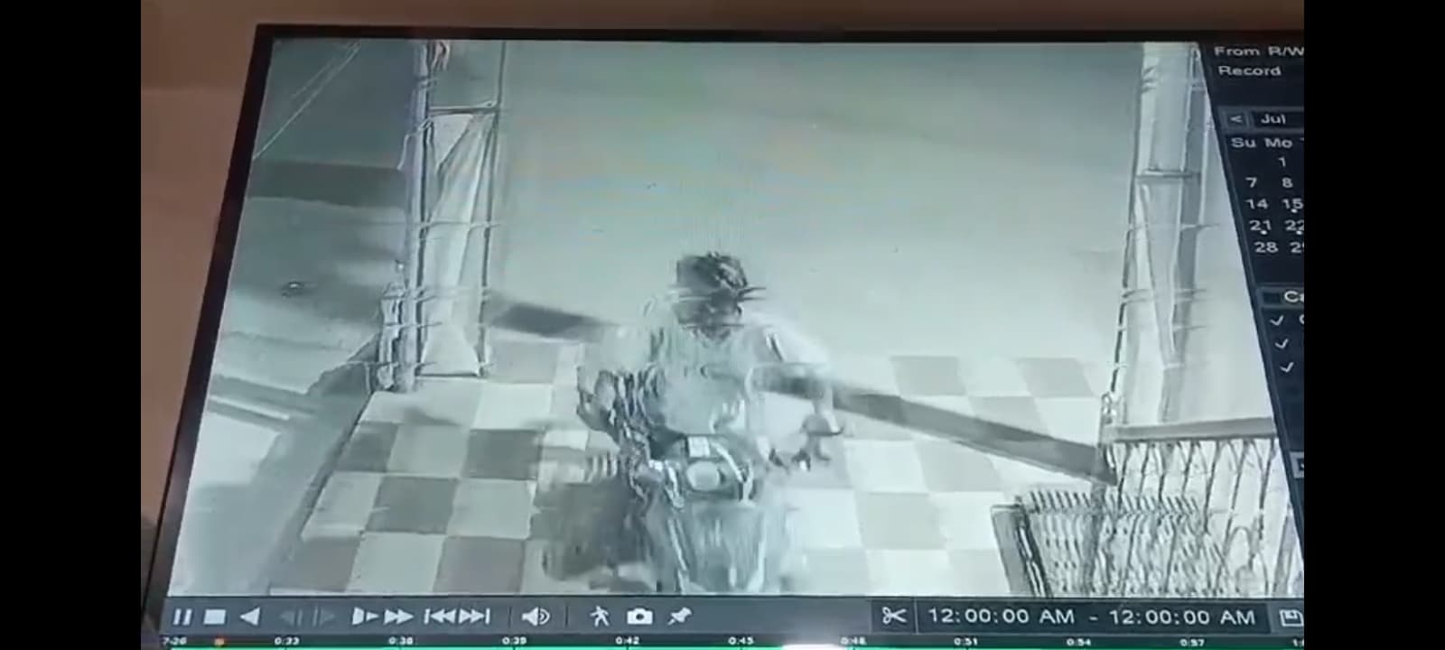 सीसीटीवी कैमरे में कैद हुई बाइक चोर की करतूत