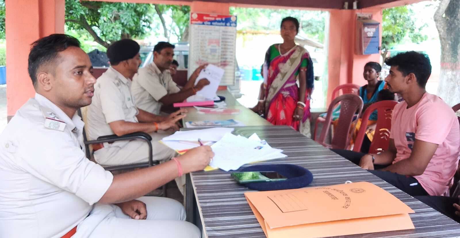 थाना प्रभारी ने लगाया जनता दरबार, सुनी लोगों की समस्याएं