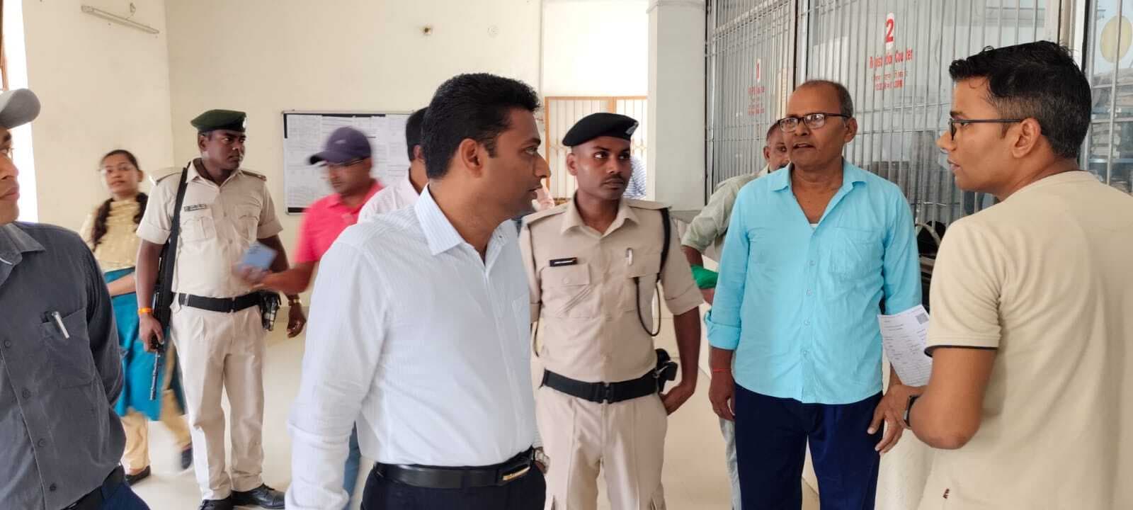 डीएम के निरीक्षण में सुबह 10 बजे डीटीओ कार्यालय में लटका मिला ताला, कर्मियों का रोका वेतन