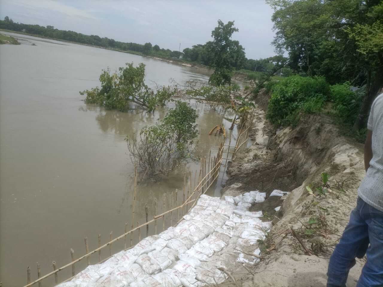 पूर्व जदयू विधायक मुजाजिद आलम ने किया कटाव का निरीक्षण