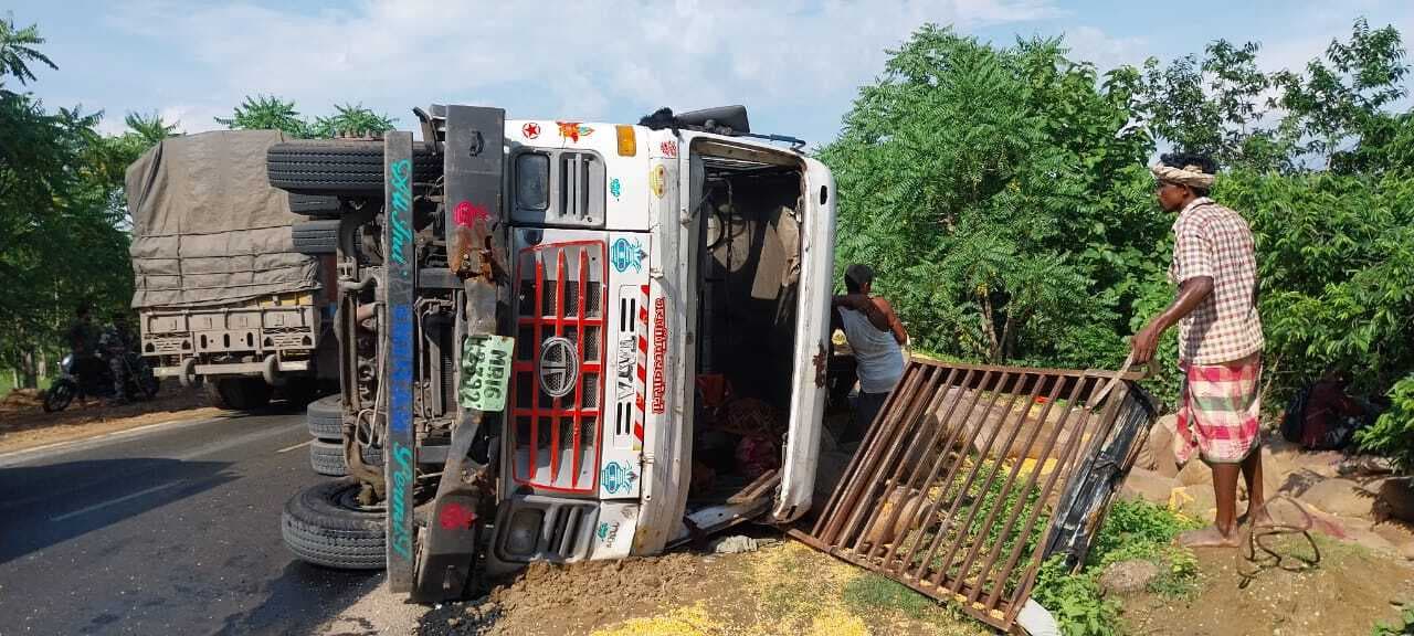 धतुला गांव के समीप ट्रक पलटा, कोई हताहत नहीं