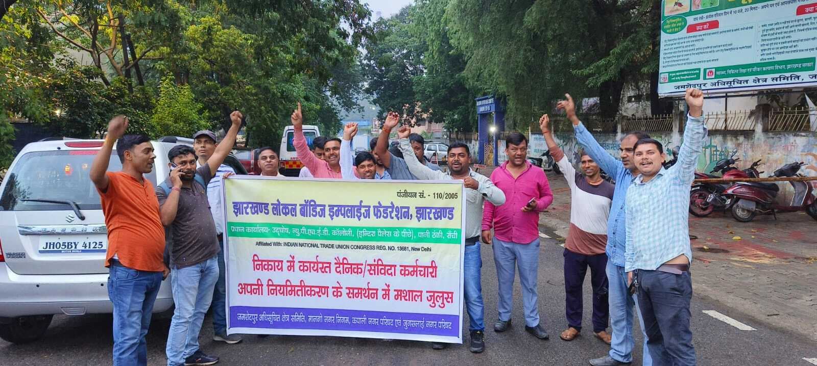 नगर निकायों में संविदा पर बहाल कर्मियों ने निकाला मशाल जुलूस