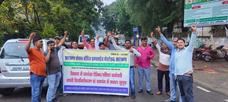 नगर निकायों में संविदा पर बहाल कर्मियों ने निकाला मशाल जुलूस