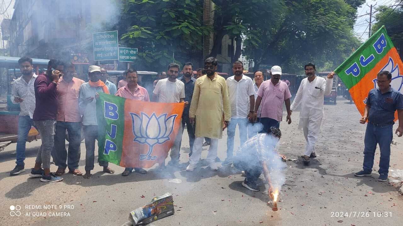 डा दिलीप जायसवाल को प्रदेश भाजपा अध्यक्ष बनाये जाने पर भाजपा कार्यकर्ताओं ने की आतिशबाजी, बांटी मिठाई