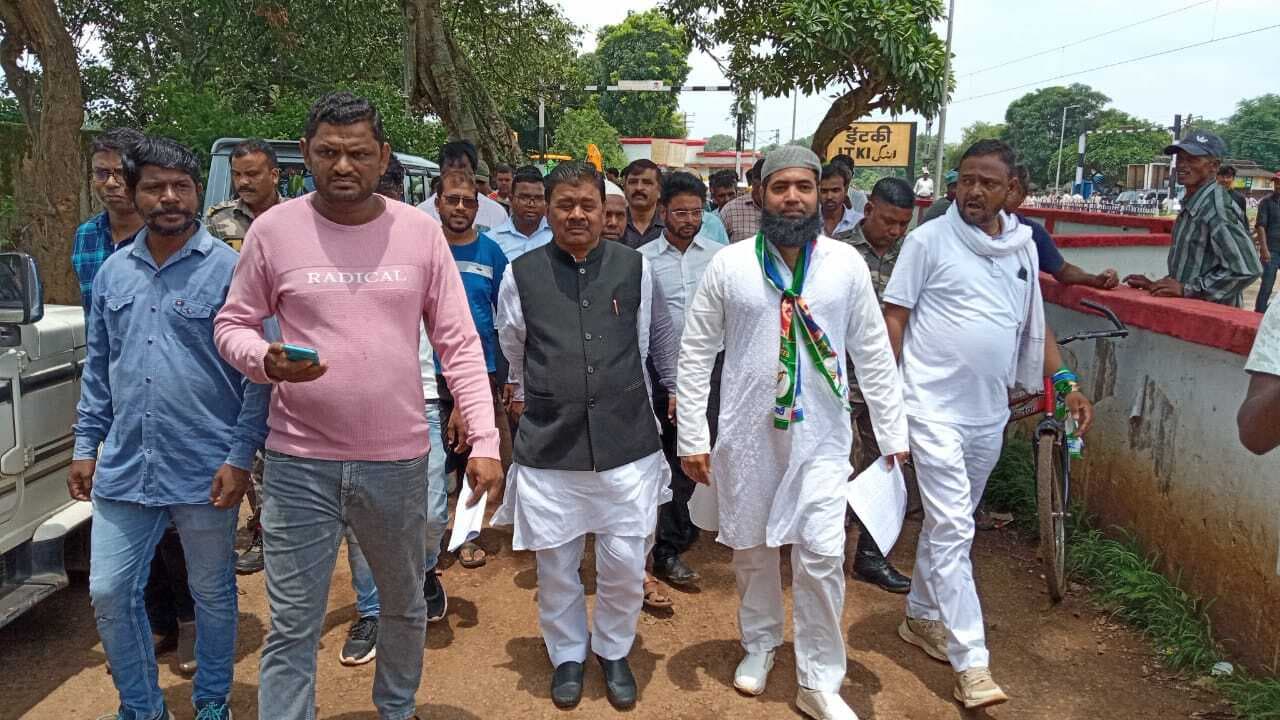 रेलवे फाटक बंद करने के प्रयास का विरोध, लौटे अधिकारी