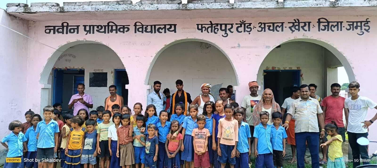 मध्याह्न भोजन में निकला कीड़ा, छात्रों व अभिभावकों ने किया हंगामा