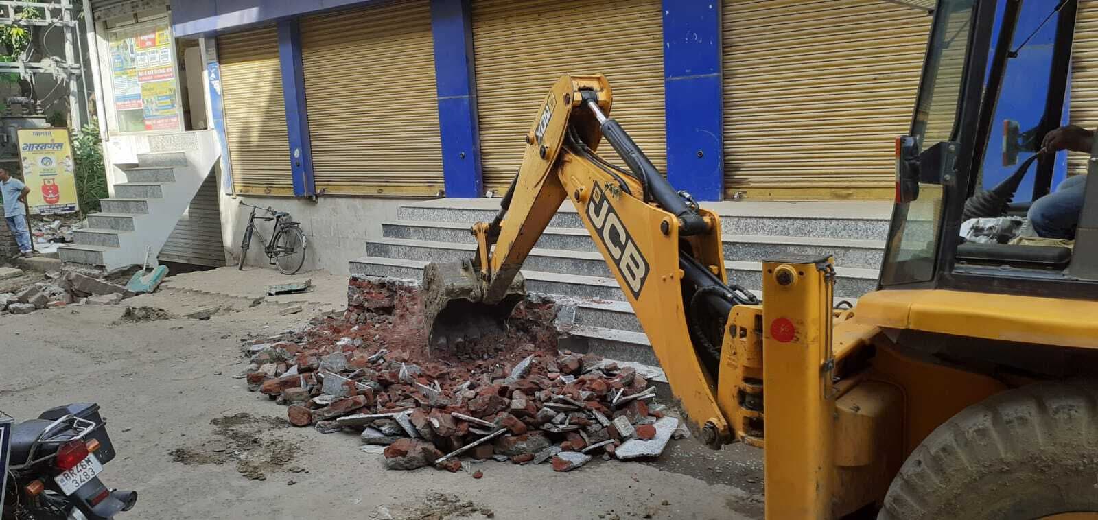 जेसीबी चलाकर सड़क को किया गया अतिक्रमणमुक्त