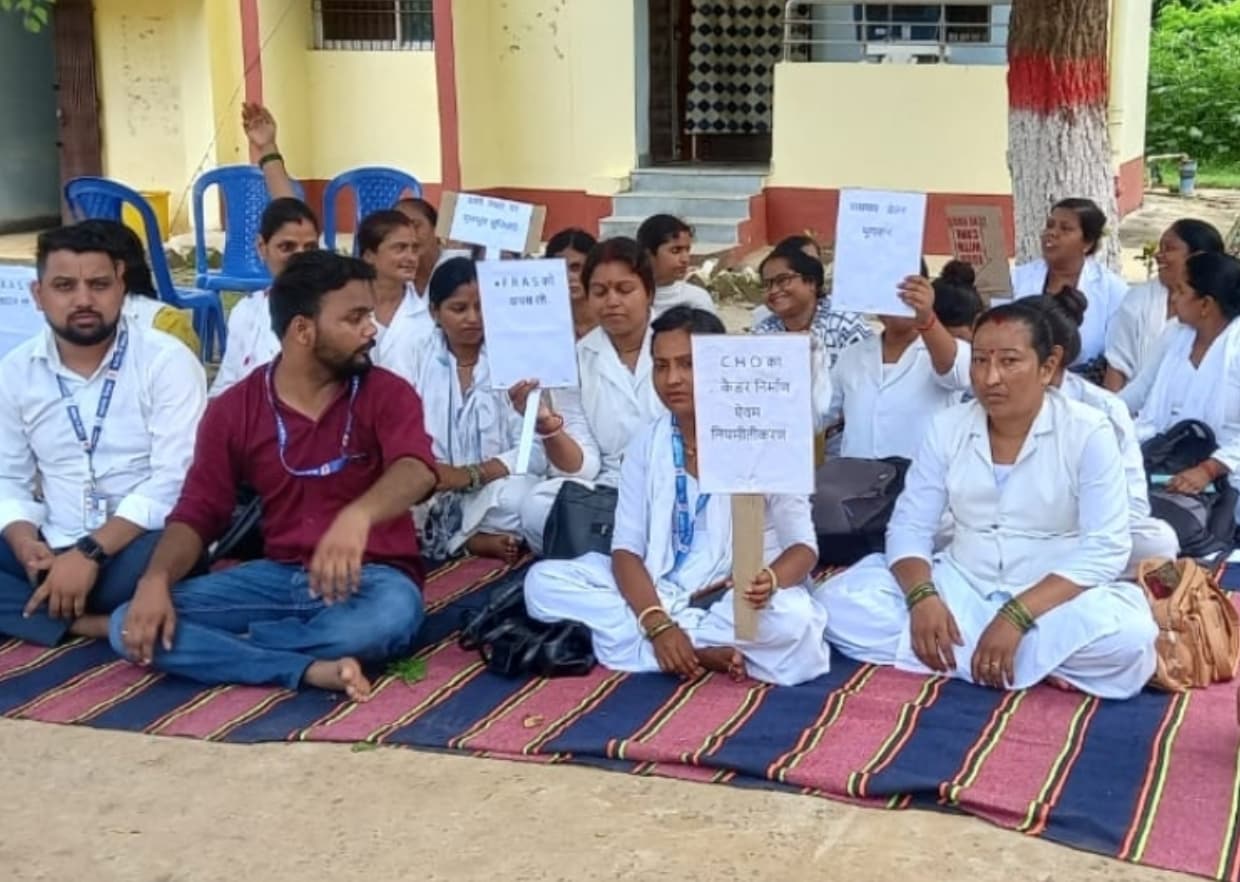 अनिश्चित हड़ताल पर गये एनएचएम कर्मियों ने दिया धरना, कार्यों का किया बहिष्कार