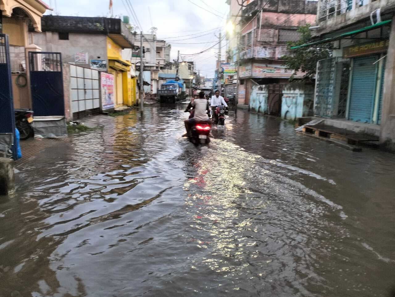हल्की बारिश में ही सड़क पर जलजमाव, परेशानी