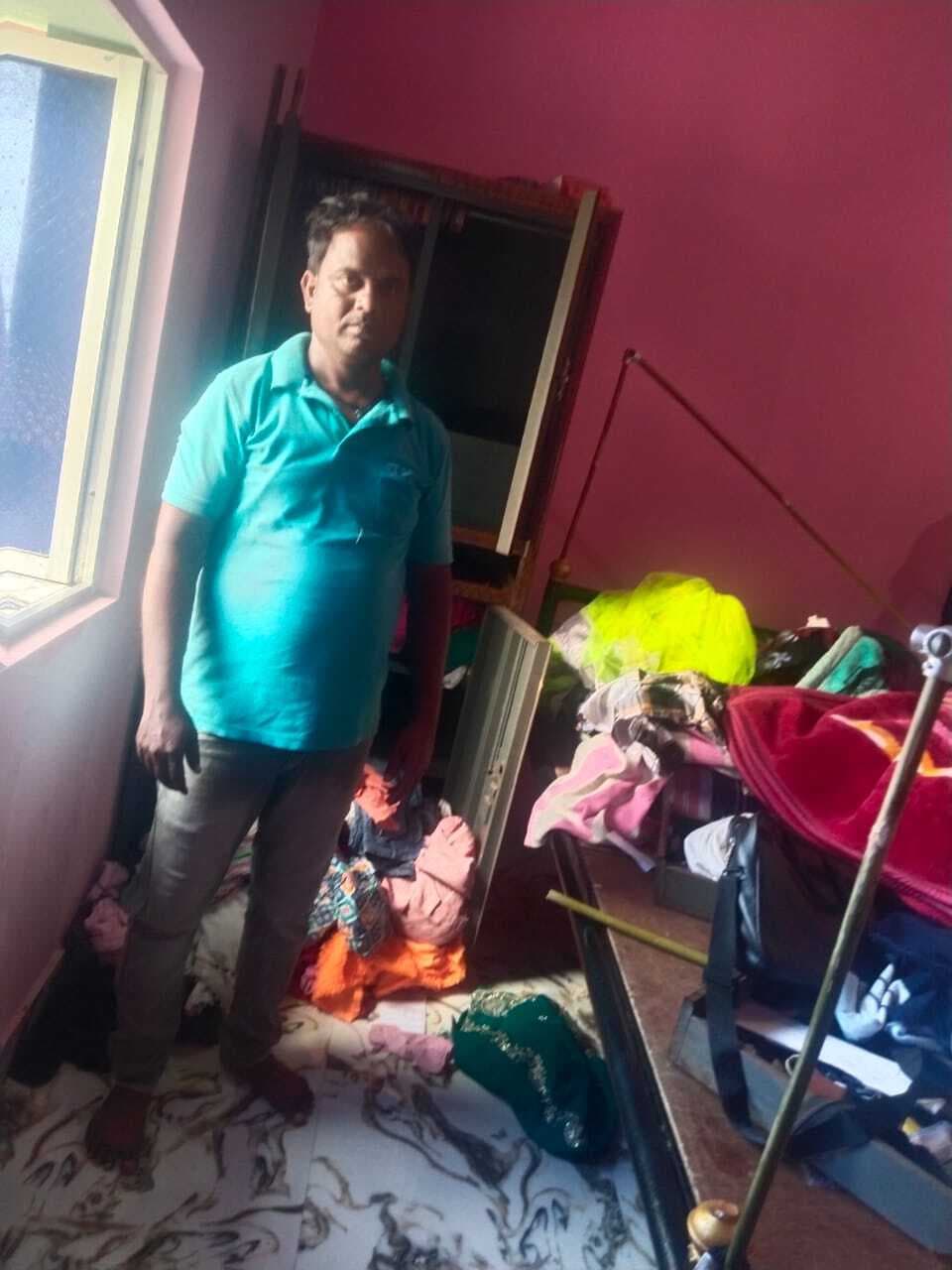 वर्दी में आयी नकली पुलिस, एक लाख रुपये व जेवरात लेकर भागे