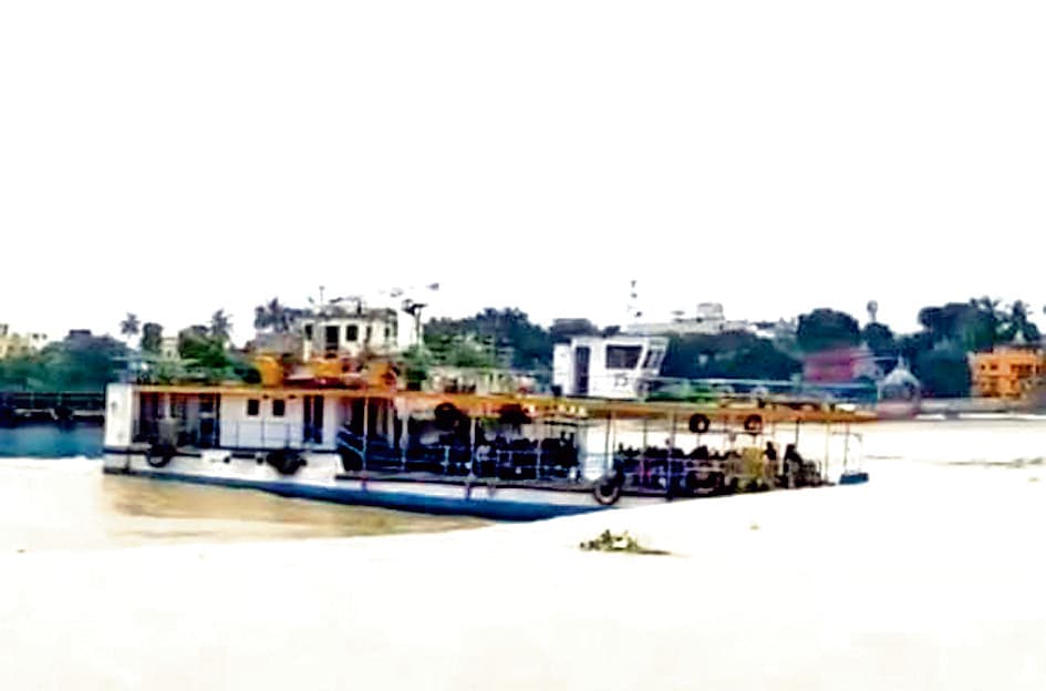ज्वार के समय गंगा में हिचकोले खाने लगा यात्रियों से भरा स्टीमर, अटकी जान