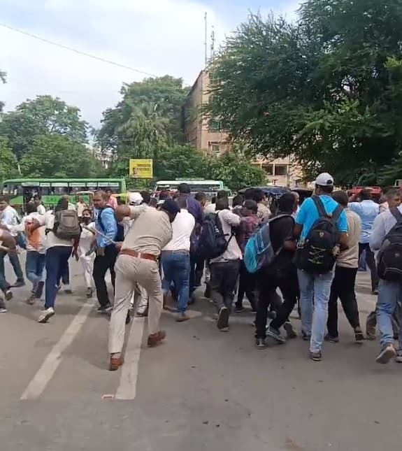 Patna : वेतन बढ़ोतरी को लेकर प्रदर्शन कर रहे पीटी टीचर पर लाठीचार्ज