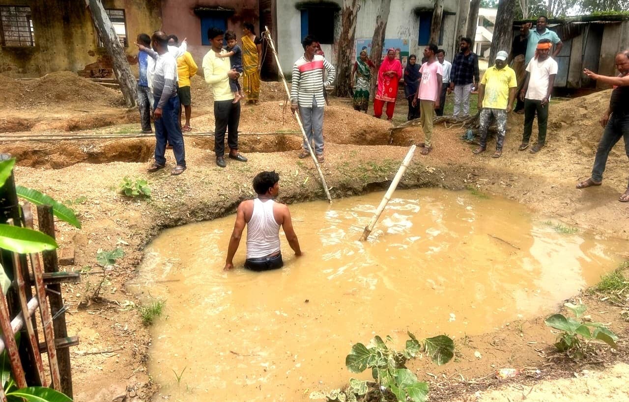 शौचालय के लिए खोदे गए गड्ढे में डूबने से बच्ची गंभीर