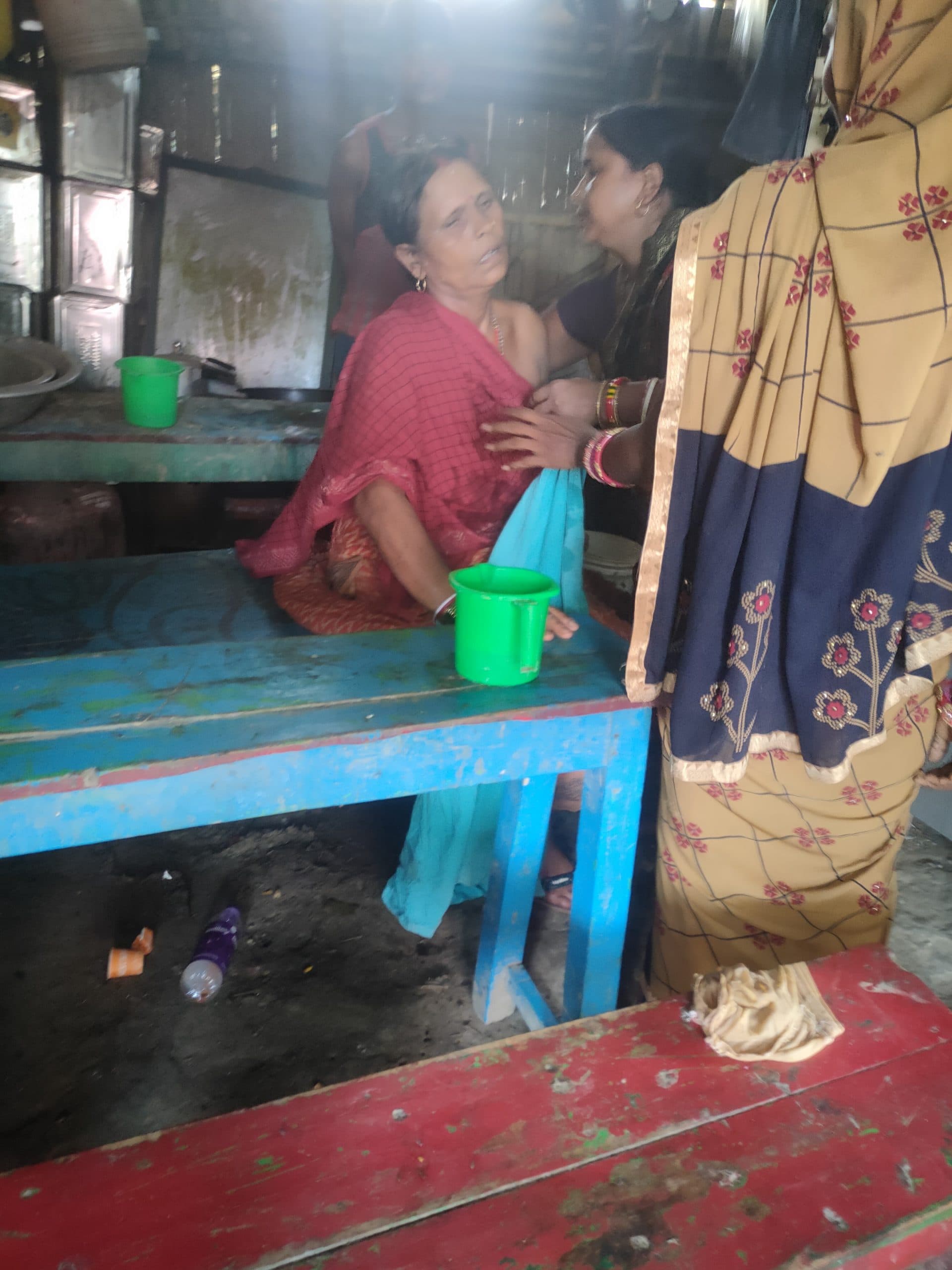 उबलता हुआ दूध महिला के शरीर पर गिरा,जख्मी