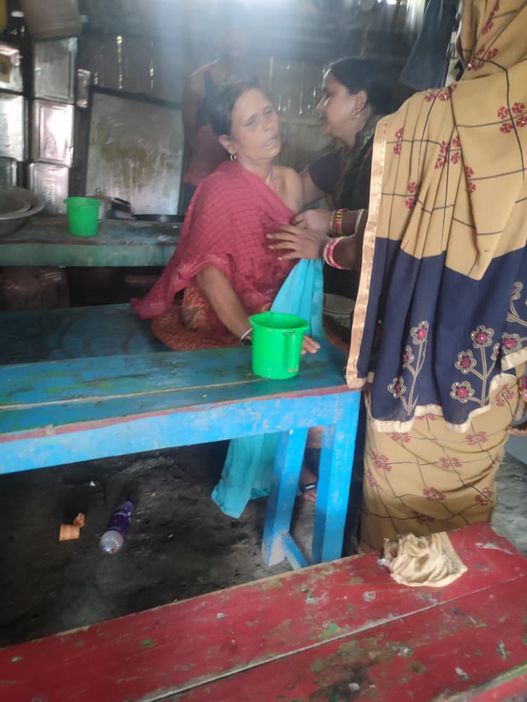 उबलता हुआ दूध महिला के शरीर पर गिरा,जख्मी