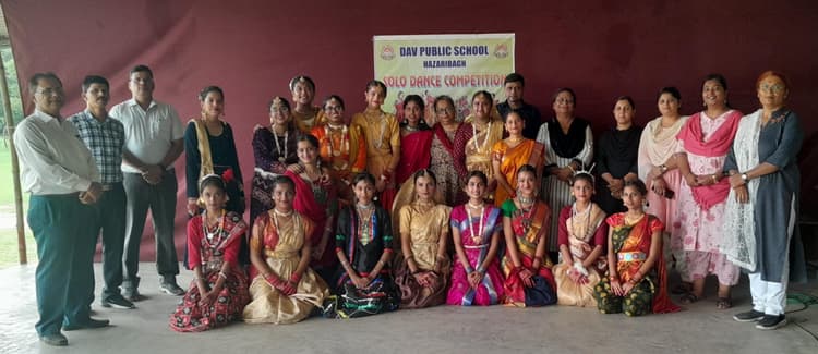 डीएवी सीनियर विंग कैनरी हिल में सोलो डांस प्रतियोगिता