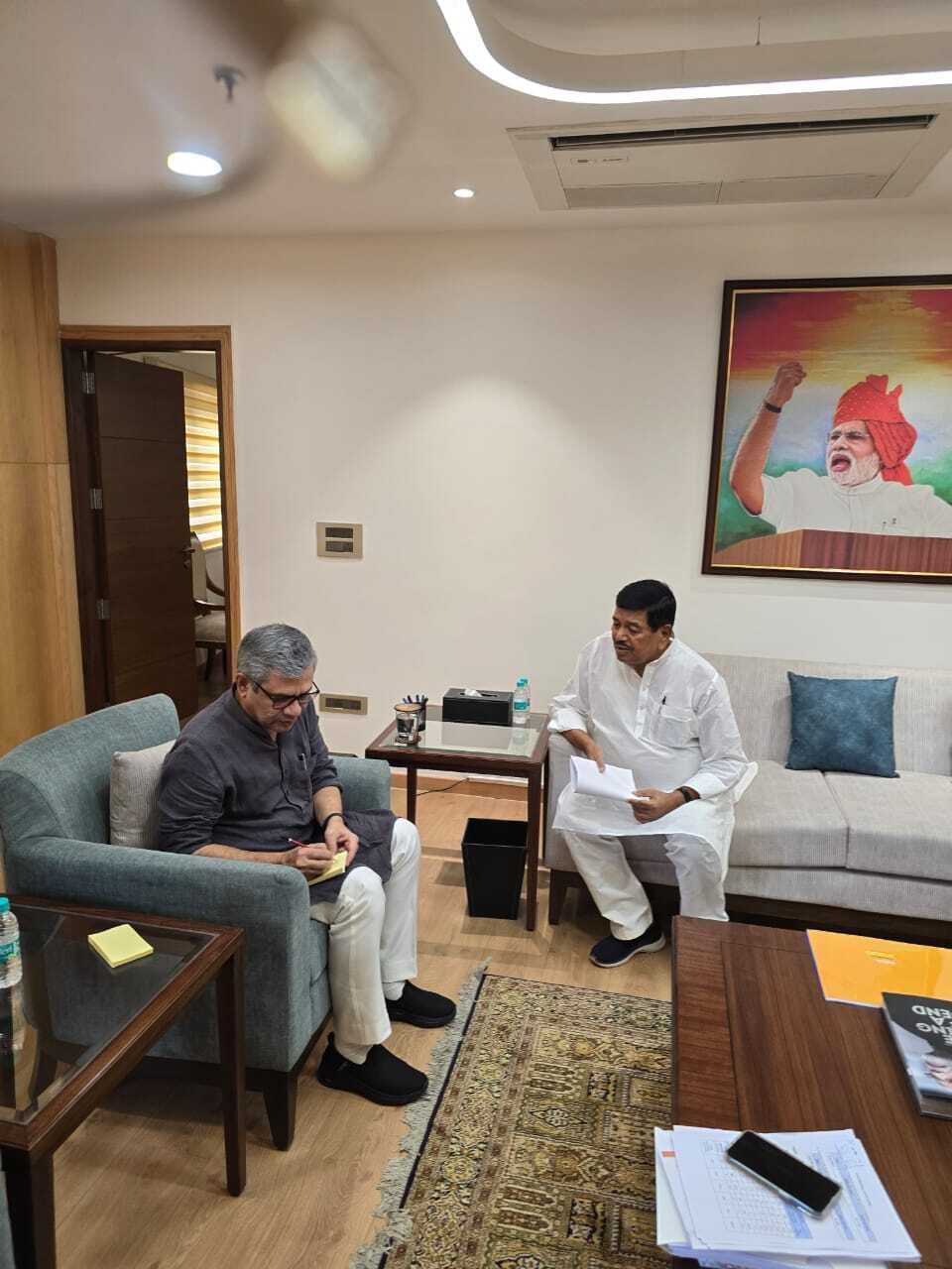 सांसद ने रेलमंत्री से मिलकर यार्ड रिमॉडलिंग सहित अन्य समस्याओं से कराया अवगत