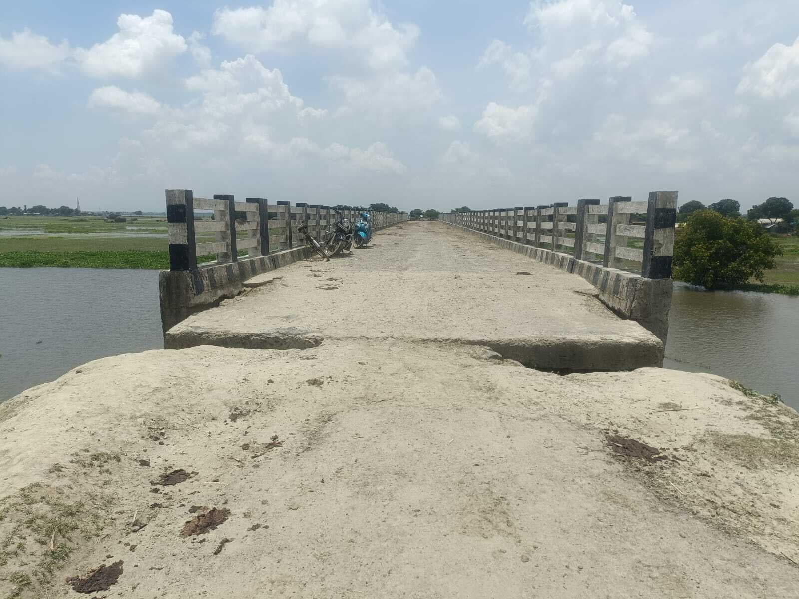 पांच साल पहले बना पुल होने लगा जर्जर, अब तक नहीं बना एप्राेच