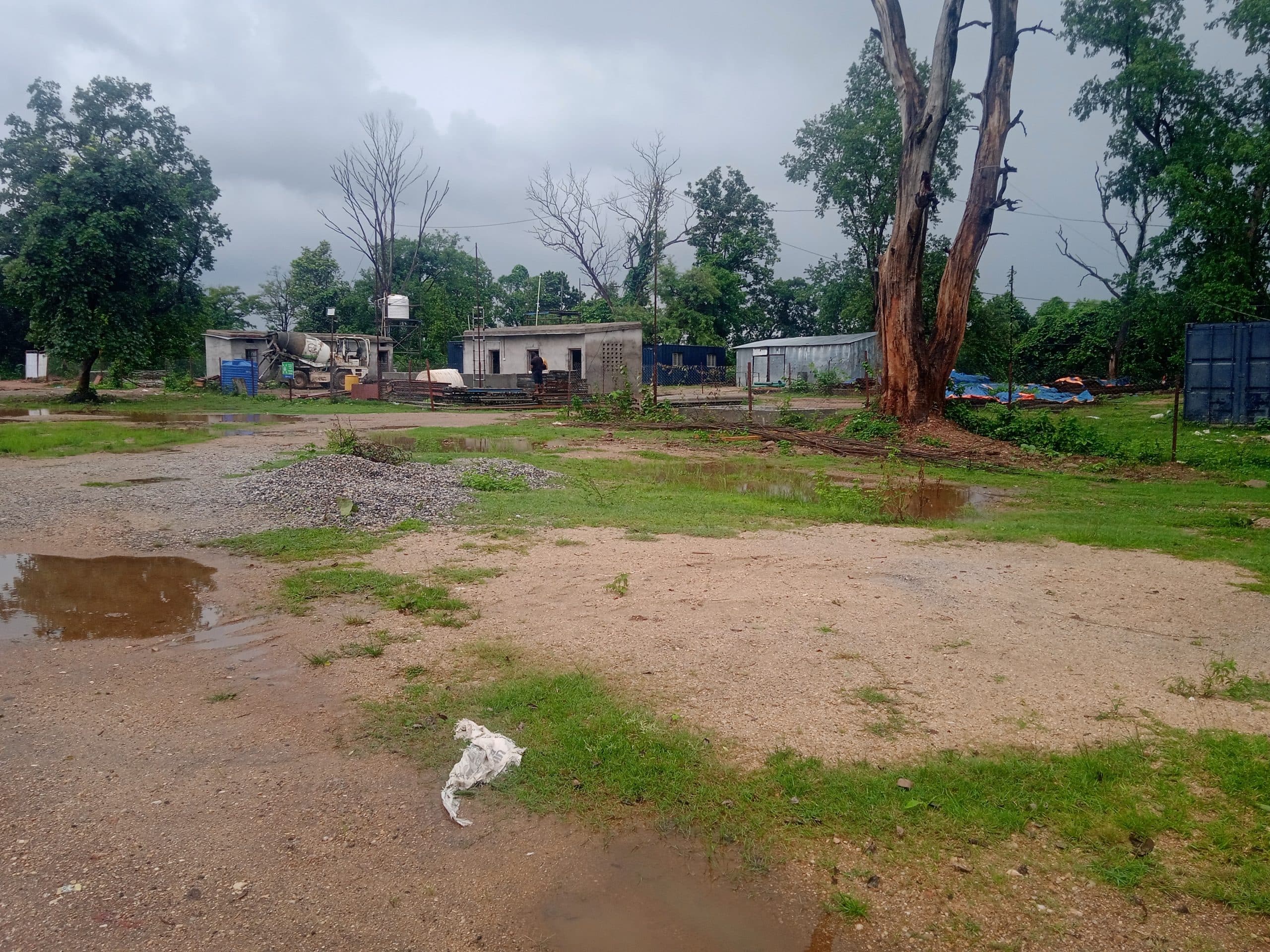 इंटैक वेल पंप हाउस निर्माण कैंप में फायरिंग, चिपकाया पर्चा