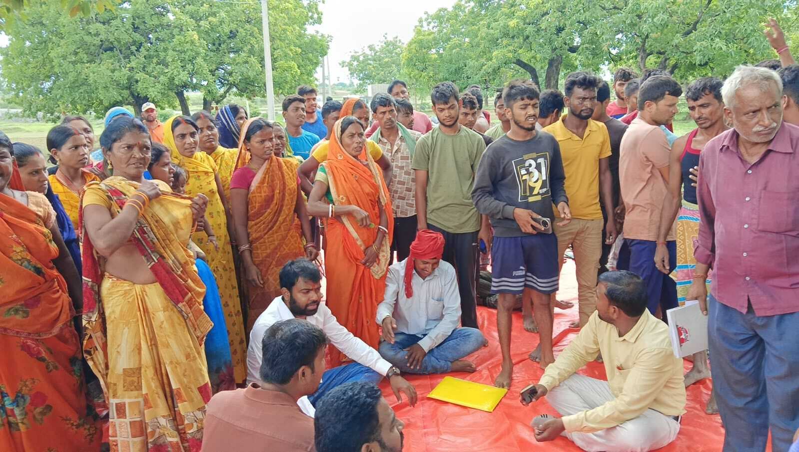रोजगार की मांग को लेकर रैयतों ने किया धरना प्रदर्शन