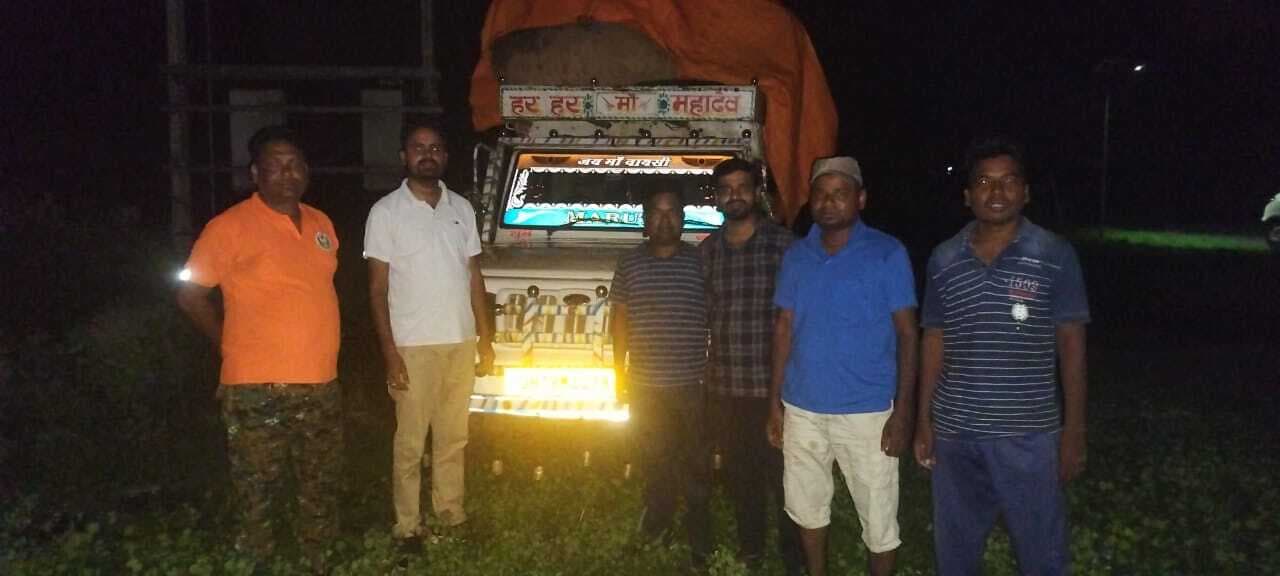 वन विभाग की टीम ने केंदू पत्ता लदा पिकअप वाहन किया जब्त