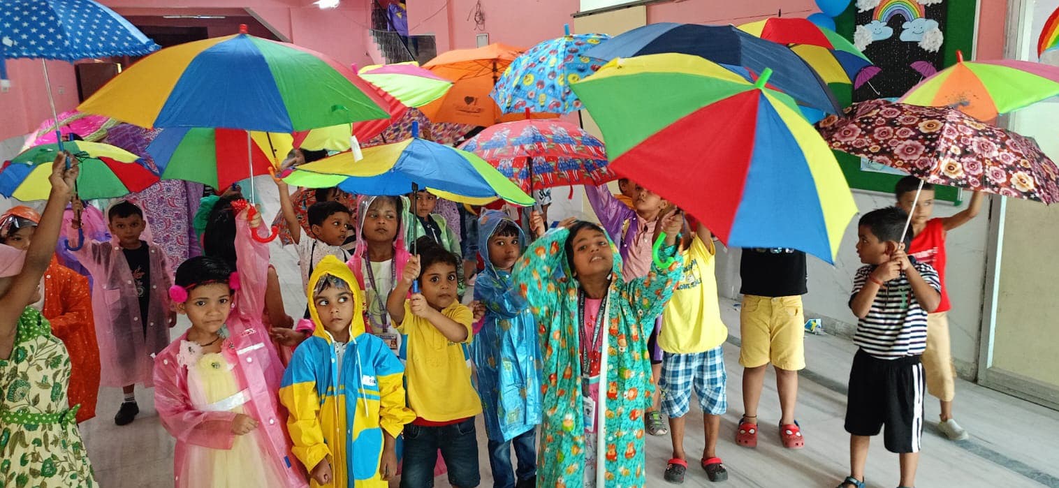 डिस्कवरी पब्लिक स्कूल में बच्चों के बीच रेनी डे का आयोजन