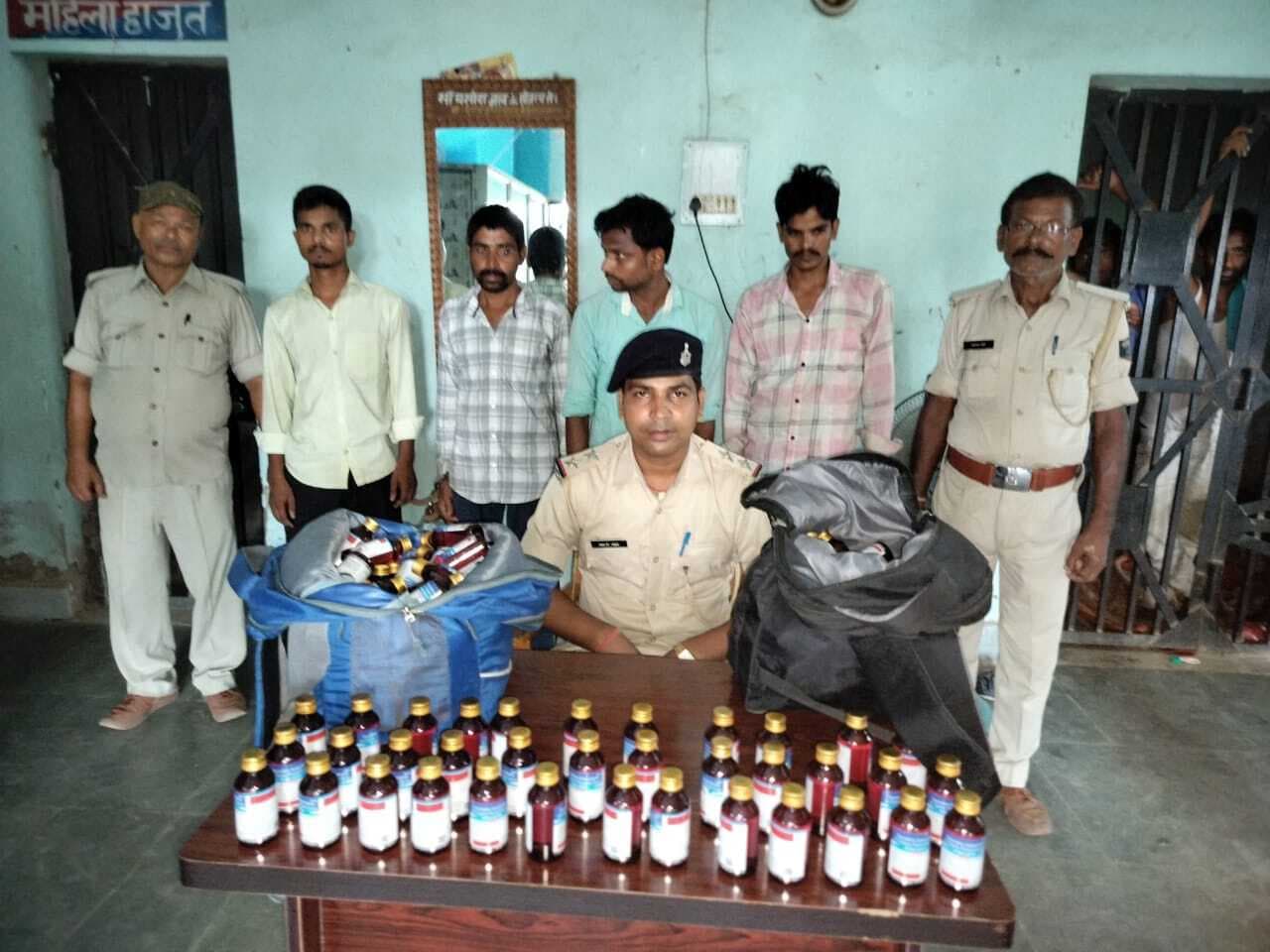 प्रतिबंधित कफ सिरप के साथ दो तस्कर गिरफ्तार