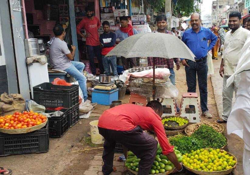 नप ने सड़क किनारे से हटाया अतिक्रमण, दी चेतावनी