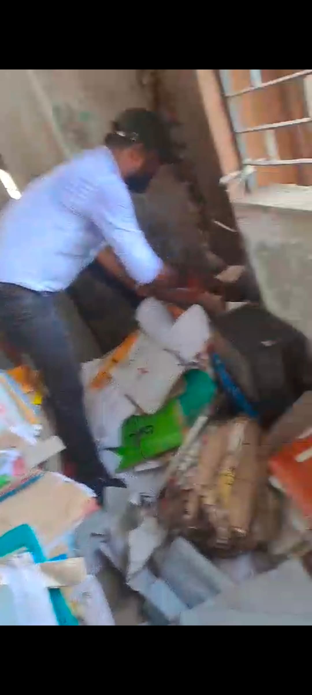 ठाकुरगंज प्रखंड के नियोजित की समक्षता परीक्षा का मूल प्रवेश पत्र खोजा जा रहा कूड़े की ढेर में, 70 प्रवेश पत्र अब भी गायब