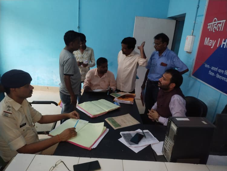 जनता दरबार में उमड़े फरियादी