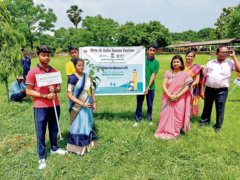 पीएमश्री केवि चित्तरंजन परिसर में लगाये गये पौधे