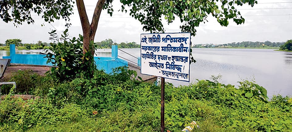 अंडाल में सरकारी भूमि पर लगा बीएलआरओ का बोर्ड