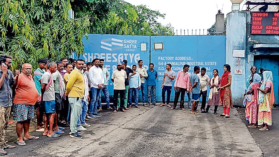 फैक्टरी से हो रहे प्रदूषण के खिलाफ ग्रामीणों ने किया प्रदर्शन