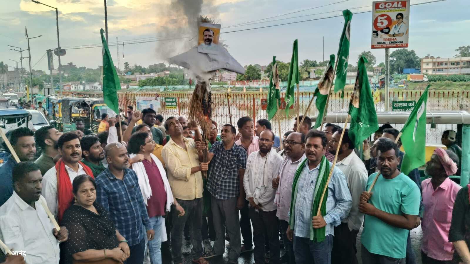 झामुमो कार्यकर्ताओं ने फूंका गोड्डा सांसद का पुतला