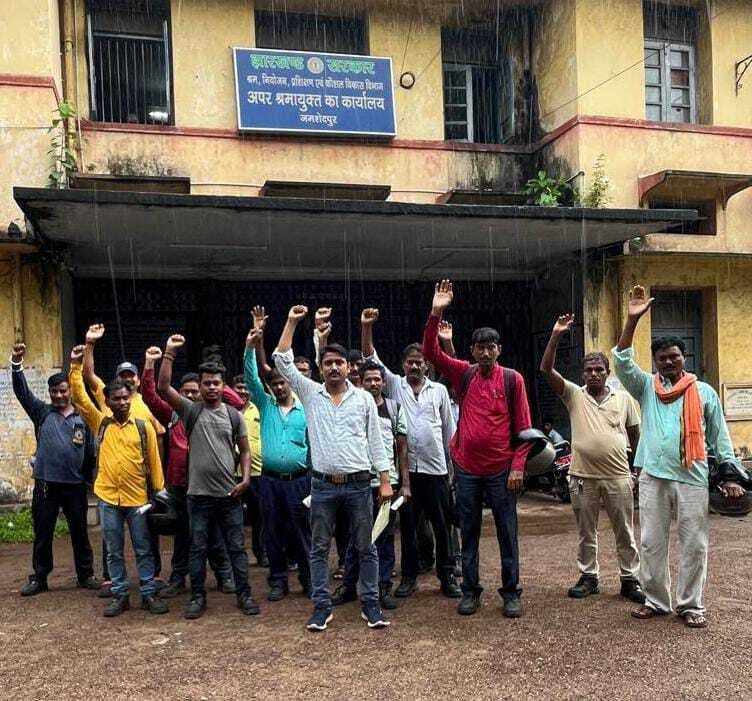 बकाया वेतन भुगतान की मांग को लेकर डीएलसी कार्यालय पर प्रदर्शन