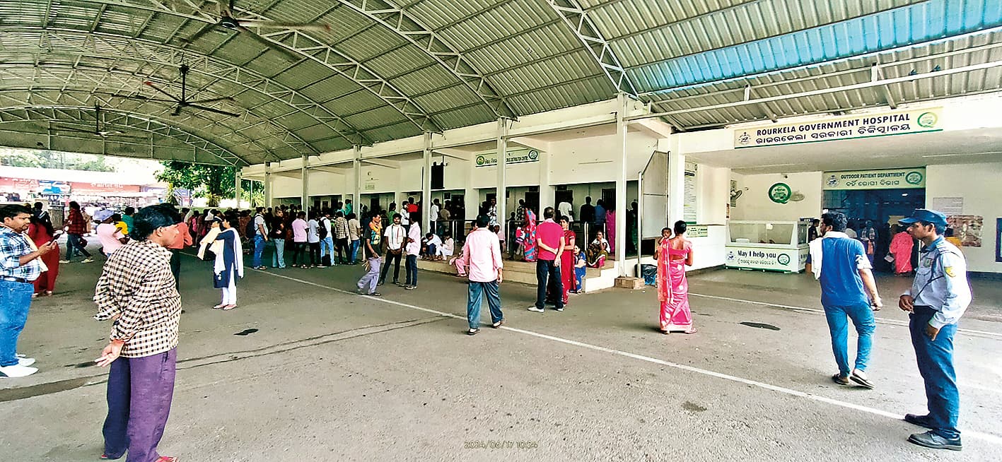 भ्रष्टाचार के आरोप : राउरकेला सरकारी अस्पताल के मैनेजर मोहित श्रीवास्तव को किया बर्खास्त