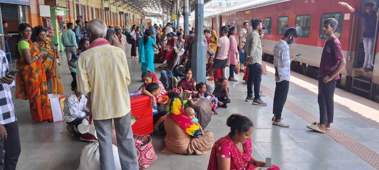 साढ़े 14 घंटे लेट से पहुंची नई दिल्ली-मालदा टाउन फेस्टिवल स्पेशल ट्रेन